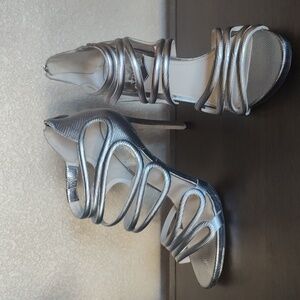 Vince Camuto size 8M leather silver/grey shoes